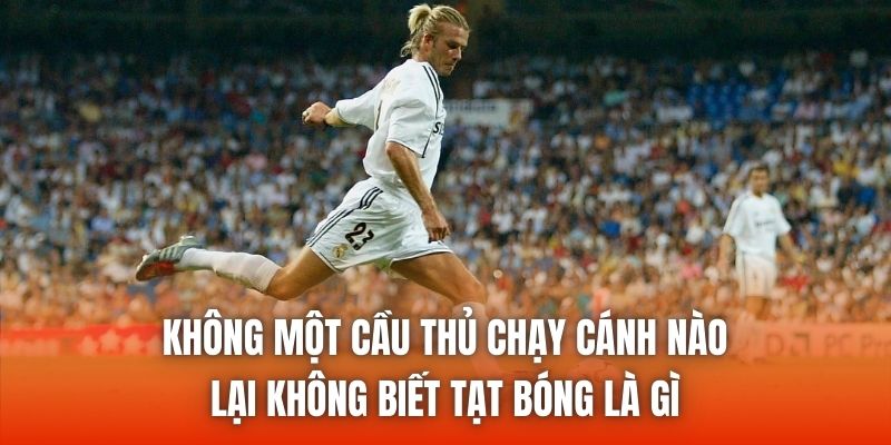 Không một cầu thủ chạy cánh nào lại không biết tạt bóng là gì